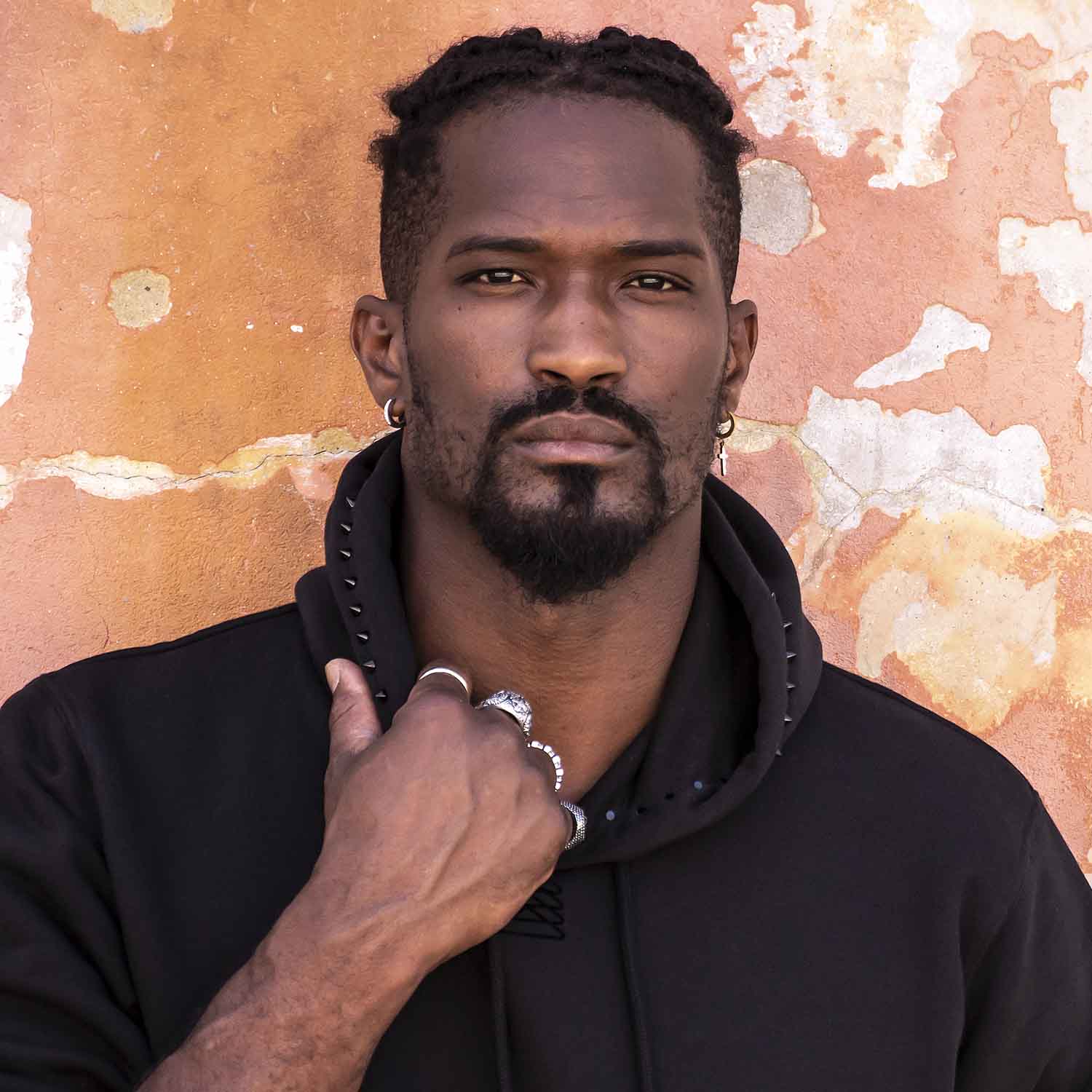 ICONIRIA - Felpa con cappuccio nera con borchie nere