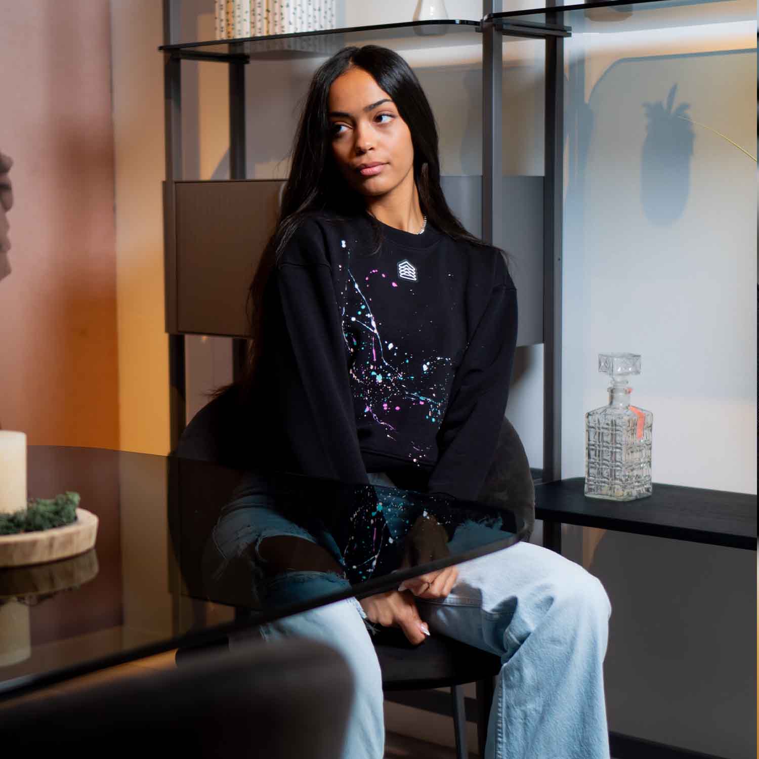 LEDORIA - Felpa crop girocollo nera dipinta a mano