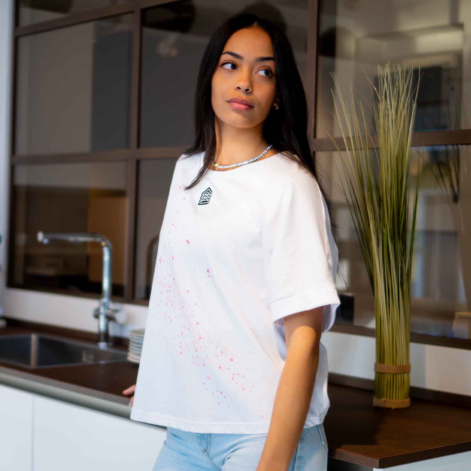 DAFNE - T-shirt crop bianca dipinta a mano