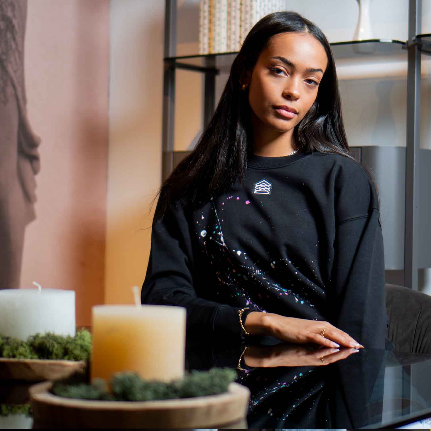 LEDORIA - Felpa crop girocollo nera dipinta a mano