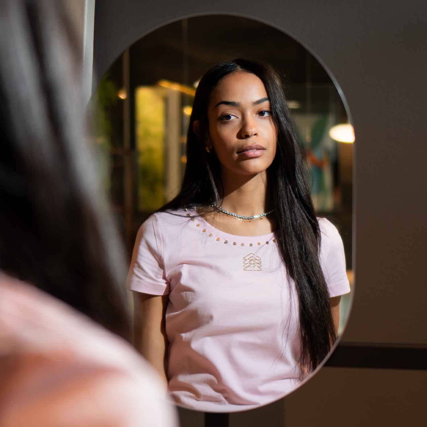 AURELIA - T-Shirt rosa con borchie oro satinato