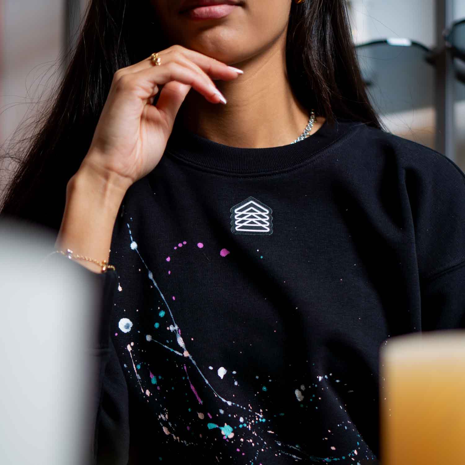 LEDORIA - Felpa crop girocollo nera dipinta a mano