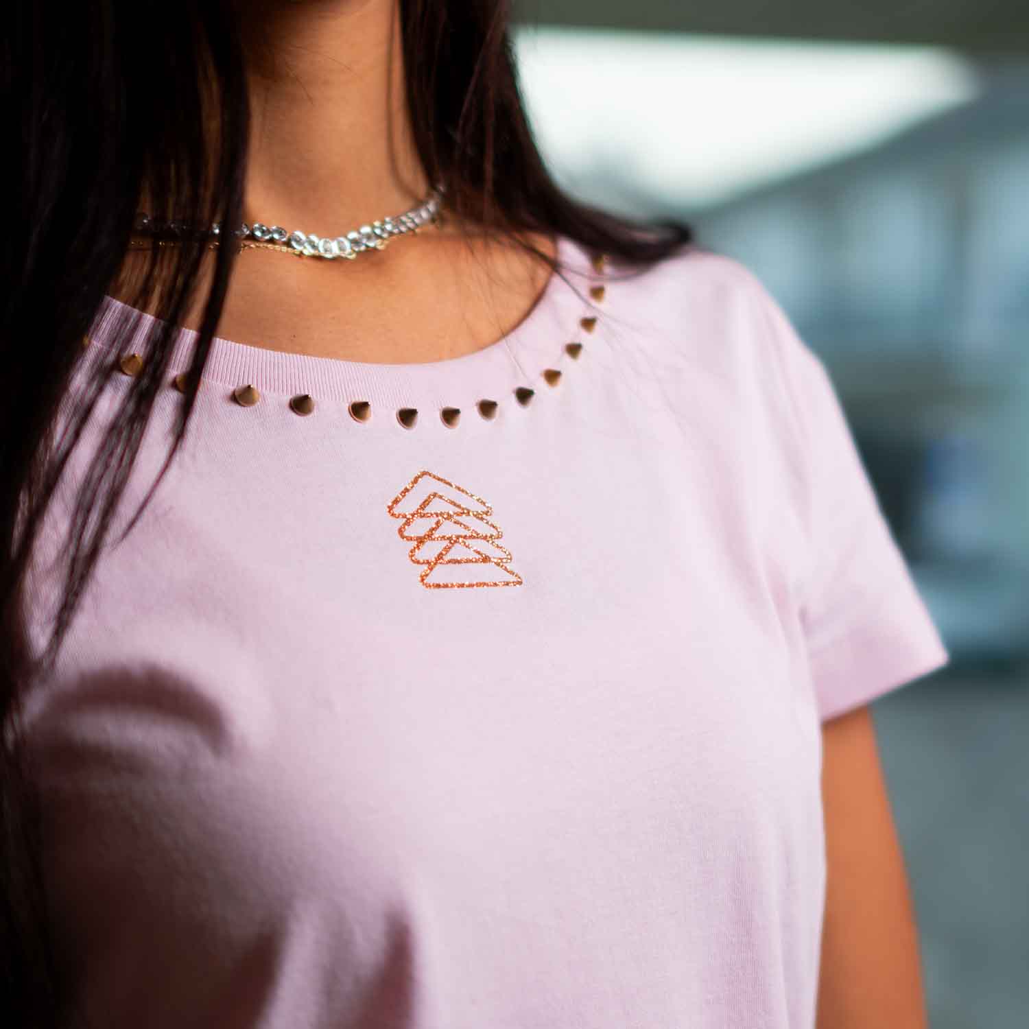 AURELIA - T-Shirt rosa con borchie oro satinato