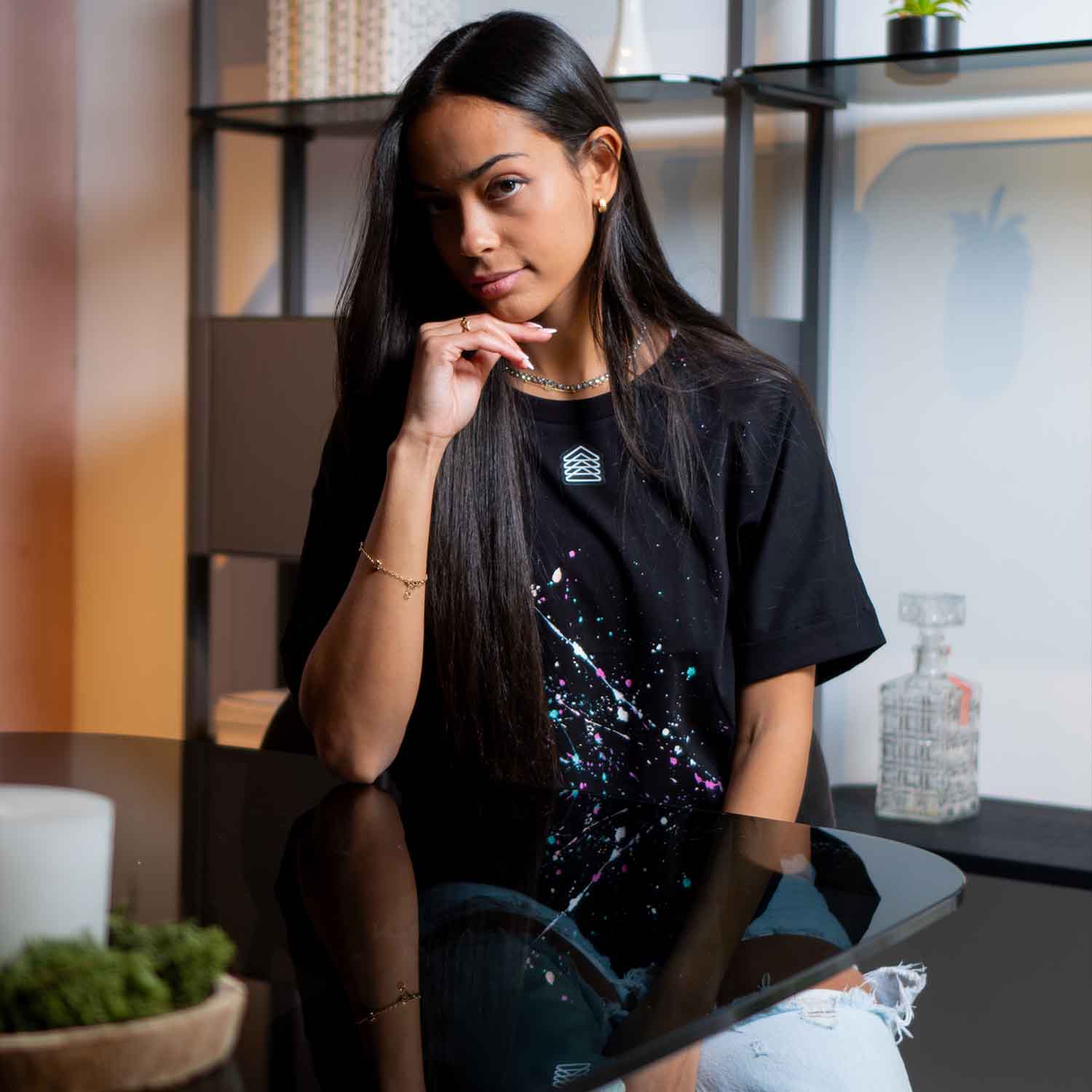 DAFNE - T-shirt crop nera dipinta a mano