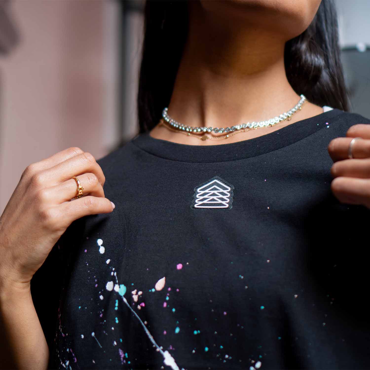 DAFNE - T-shirt crop nera dipinta a mano