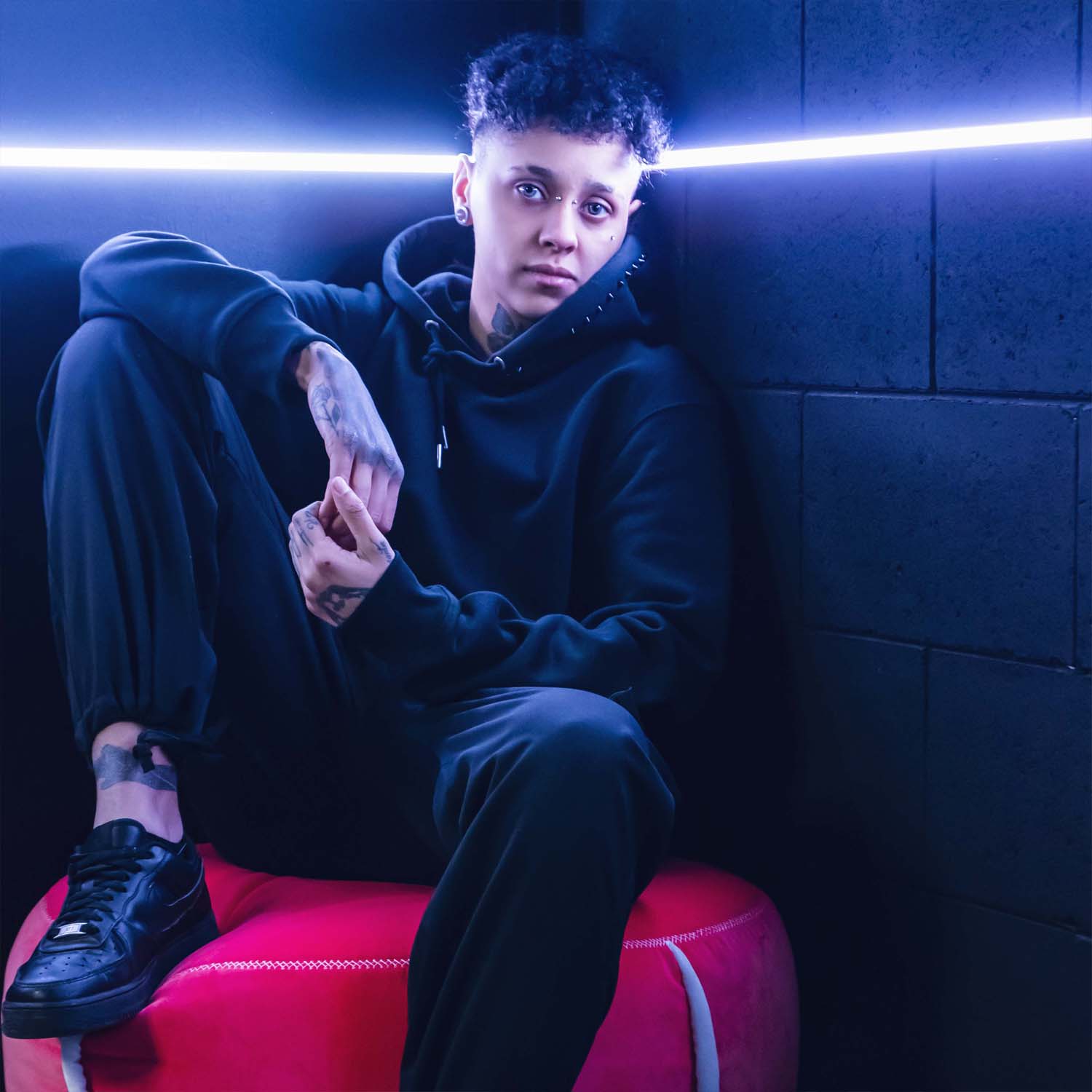 ICONIRIA - Felpa con cappuccio nera con borchie nere