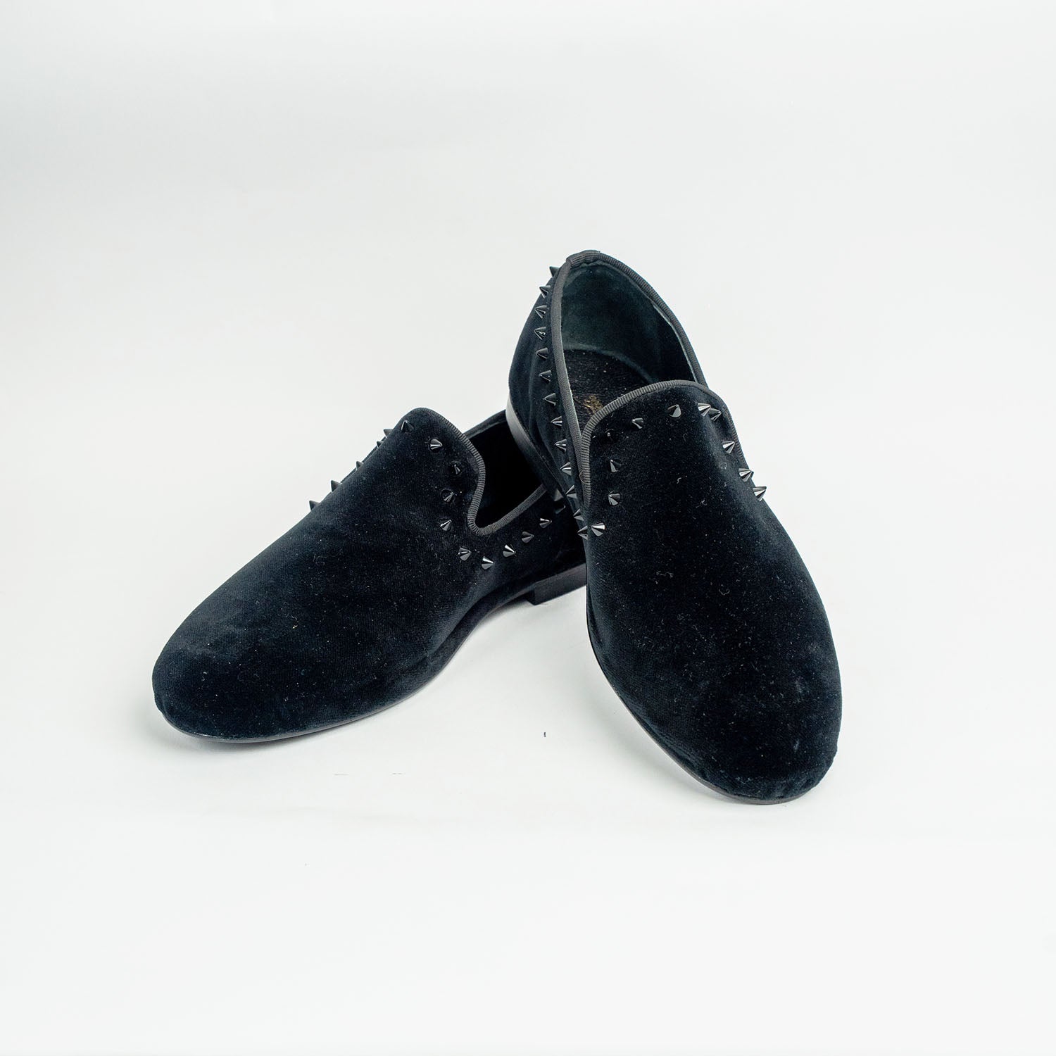 ALESSIO – Loafer Nera Borchiata in Velluto